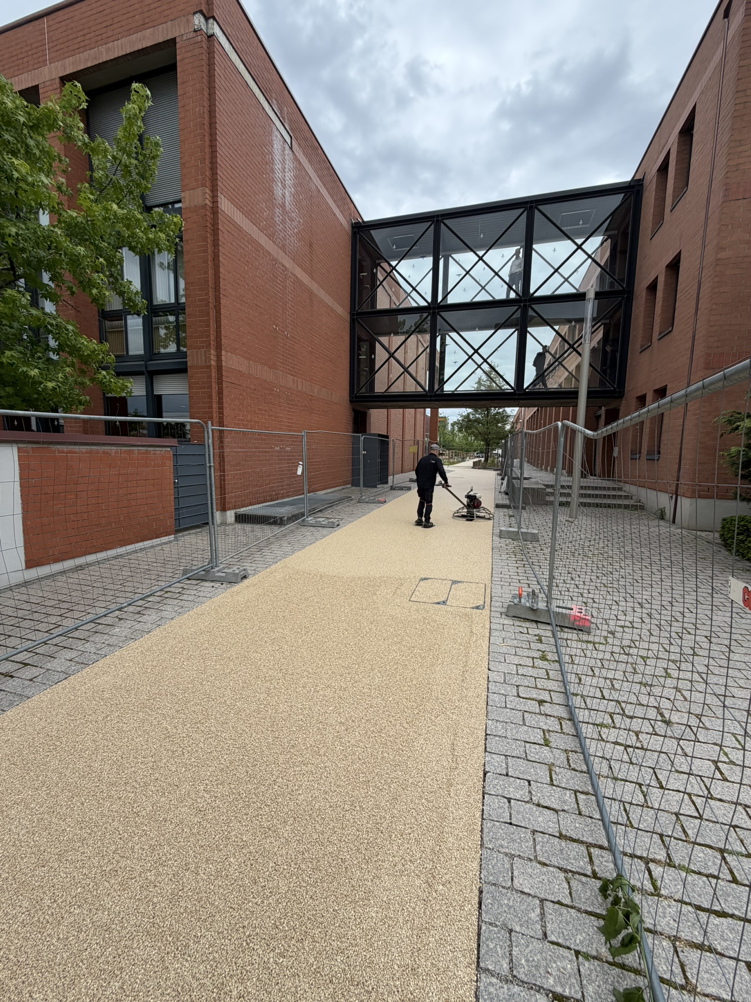 Réaménagement du parvis de l'Hôtel de Ville de Saint-Louis : allée drainante en HydroWay posée par L'Art Eau Jardin