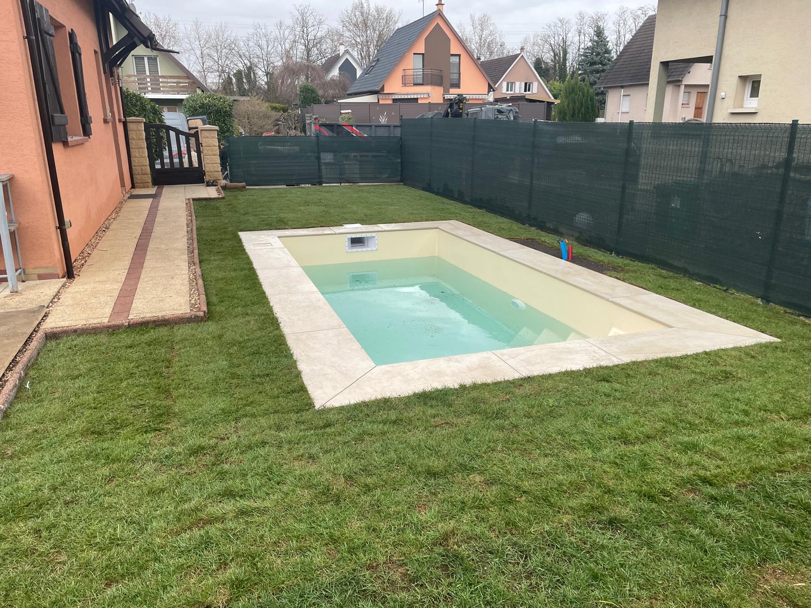 Après : piscine enterrée et gazon en rouleau posés par L’Art Eau Jardin à Rosenau